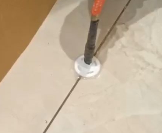 安顺瓷砖空鼓维修公司专业解答瓷砖在铺贴过程中，如果没有涂抹均匀到位的粘结材料（如水泥砂浆或瓷砖胶），可能会导致以下问题