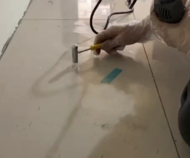 安顺瓷砖开裂维修公司专业分享瓷砖在铺贴前如果没有沥干水分，将会导致以下问题